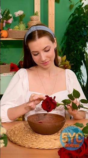 She made natural lipstick out of flowers🌹