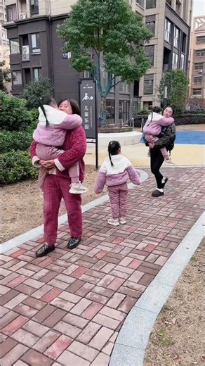 Daily life of triplets: Having two extra babies in one pregnancy, high yields have their troubles...