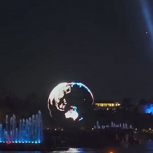 Le saviez-vous ? « Illuminations : Reflections of Earth » était le spectacle nocturne du parc EPCOT de 1999 à 2019. ➡️ Cette superbe production Disney empreinte d’universalisme était digne des plus belles cérémonies des Jeux Olympiques. 🌎🔥🏅 Avez-vous déjà pu admirer ce spectacle ? 🤩 | DLP Live
