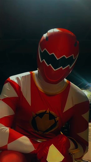 The soccer ranger.. I don’t really care for this suit it’s loose around the armpits and wrinkles everywhere but I do have the suit so I might as well just post it instead of gatekeep it existence #powerrangerdinothunder #dinothundercosplay #powerrangerred #red #dino