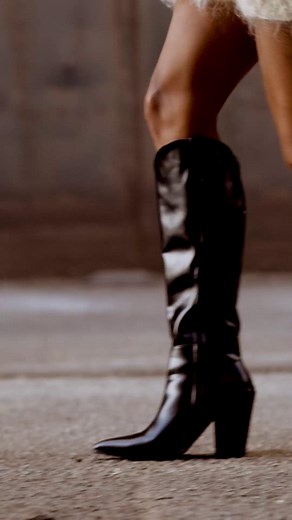 🧥👢 Coats and boots = instant cash! Style Encore is buying your gently used cold-weather styles. Bring in your coats and boots today and get paid on the spot! #StyleEncore #CashForClothes #SellYourStyle #ClosetCleanout | Style Encore - Aurora, On