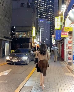 𝓐𝓲𝓻𝓲𝓷 𝓦𝓮𝓷𝓪𝓼🦄 on Instagram: "서울에서 제 인생 첫눈과 겨울을 즐기고 있어요!🌨️ 멋진 장소, 맛있는 음식, 좋은 친구들!🥟👭🏻 정말로 감사해요🤎 📸 so lucky to have professional photographers @som2_93 @chamalcha @varunpattt 🤭🫶🏻 📍I visited random places in Hongdae, Ikseondong, and Insadong. 1. Cheonggyecheon 2. Hanok Langsom, Ikseondong 3. Rocco coffee, random coffee shop at Hongdae"