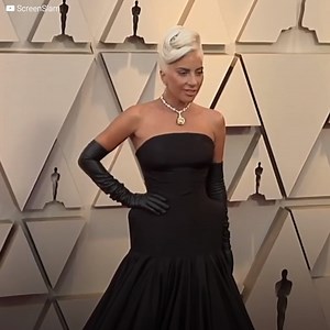 The legendary Liza Minnelli had only one mission at the Oscars: to present the award for Best Picture, but at 76 years old, no one could believe how frail and confused she looked on stage. However, Lady Gaga would save the night with a touching gesture that would bring everyone to the verge of tears. Subscribe for more https://bit.ly/yt-upsoclicons | Icons
