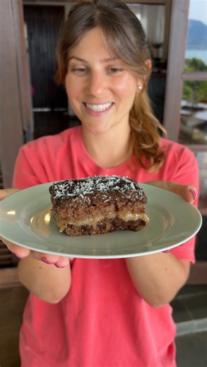 Jacque Aiolfi | Receitas sem glúten on Instagram: "Bolo Prestígio sem glúten e sem leite 🥹✨ Esse é um dos meus bolos favoritos! Minha avó fazia sempre em casa e acabava rapidinho 😅 Recentemente fizeram um tradicional aqui e eu fiquei morrendo de vontade, então bora fazer nossa versão Para a massa do bolo 🍰 4 ovos 1 xícara de leite vegetal 1/2 xícara de óleo 1 e 1/2 xícara de açúcar 3 colheres de sopa cheias de achocolatado sem glúten e sem leite 2 xícaras de mix de farinhas sem glúten 1 colhe