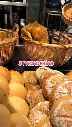3 PANADERÍAS QUE TIENES QUE CONOCER EN BARCELONA 🥐 La Fabrique Una panadería ecológica en Poble Sec donde todo se hace en el propio obrador. Destacan sus panes artesanales y una bollería de inspiración francesa que merece mucho la pena. 📍 C/ Radas, 35 Turris Una de las panaderías más reconocidas de la ciudad. Panes artesanales, bollería y opciones saladas, con un imprescindible: el chusco de centeno y espelta. 📍 Varias ubicaciones en Barcelona Forn Elías Panadería familiar con varias generaci