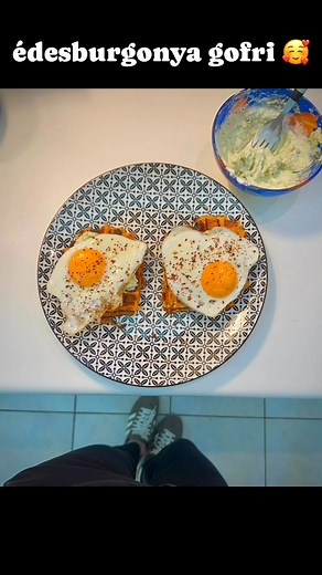 Mai ebédem: Édesburgonya gofri avokádókrémmel és tükörtojással Gyors, egészséges, laktató — tele jó zsírokkal, rostokkal és ízekkel. Imádom, hogy ez a recept tojás nélkül is működik! Az édesburgonyát mikróban 5 perc alatt puhára pároltam, így pillanatok alatt elkészült az egész ebéd. Édesburgonya gofri – tojás nélkül, sajttal Hozzávalók: • 1 összetört édesburgonya • 2-3 ek zabliszt • 1-2 ek görög joghurt • 2–3 ek reszelt sajt • csipet só • 1 tk sütőpor Elkészítés: 1) Keverd össze az összes hozzá