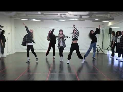 LOONA Butterfly (dance practice, zoomed)