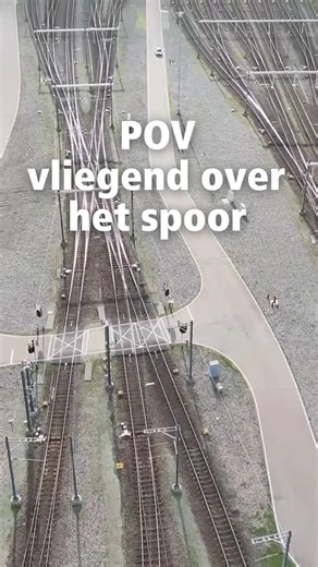ProRail on Instagram: "Deze ‘vliegende camera’s’ geven snel overzicht over grote afstanden spoor. ✈️ Handig! Want ze worden op afstand bestuurd en kunnen helpen bij het voorkomen van storingen en het oplossen van incidenten, bijvoorbeeld bij het signaleren van een openstaand hekwerk. Dankzij een slim AI-model worden de beelden geanalyseerd en afwijkingen aangewezen op de kaart. Een veelbelovend pilot-project! Meer weten? Check de link in onze stories."