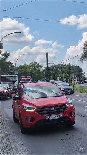 LHF/2 der Berliner Feuerwehr Treptow [5300] auf Einsatzfahrt #feuerwehr #einsatz#firefighter#Berlin