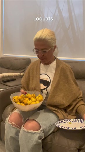 How to Peel and Enjoy Loquats: A Sweet and Sour Treat