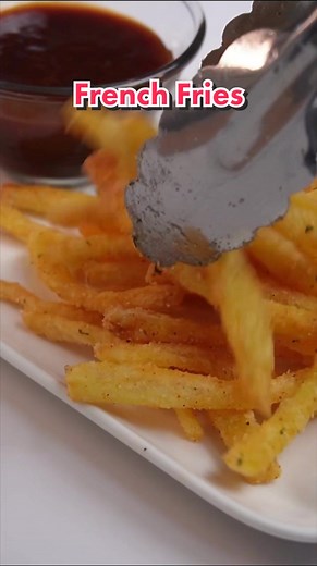 👨🏻‍🍳 KENTANG GORENG #MikeGoMasak 👨🏻‍🍳 Resep: - 700 gr Kentang - Air - 1 sdt Garam - 1 sdm Kaldu Ayam Bubuk - 3 Bawang Putih - 4 sdm Tepung Maizena - Minyak Goreng 👨🏻‍🍳 Langkah: 1. Buang kulit kentang 2. Potong memanjang 3. Siapkan Air dicampur Garam dan Kaldu Ayam Bubuk, lalu rendam minimal 2 jam 4. Bilas Kentang 2x dengan air bersih 5. Rebus Kentang selama 5 menit 6. Tiriskan Kentang dan sebar hingga hampir 100% kering 7. Baluri Kentang dengan Tepung Maizena hingga rata 8. Goncangkan h