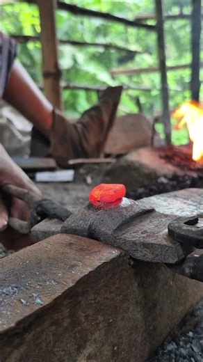 ​🔥 Molding Steel With Fire — True Hard Work in Every Blow! #intensehardwork #fireandiron #anvilwork