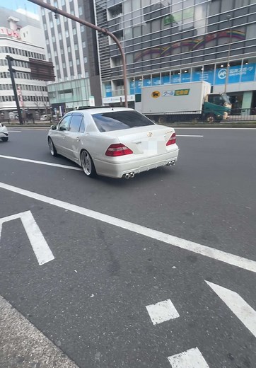やっぱり帰る時は極音お別れホーンを鳴らしてするスロットルよね あ、ちなみにマフラー変えてリアストレート仕様になりました☺️ V8の音が最高✌️ #セルシオ #セルシオ31後期 #しろたん #影牙集団🇯🇵