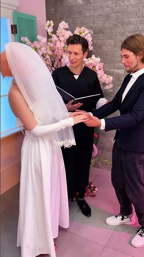 Epic Wedding Prank: Scaring the Groom with a Mask! 😂🎭