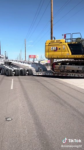 Cat 374 on the move #peterbilt389 #cozadtrailers #lowbedshit #catequipment #374nextgen #steerabletrailer #heavyhaulmafia #movingweight