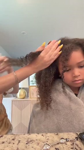 Finger coiling Scarletts hair! #fingercoils #curlyhair #scarlettandtiania | ScarlettandTiania