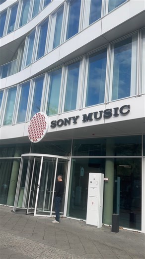 🎶 Behind the scenes at Sony Music's Circle Studios Berlin! 🎶 Our students recently got an exclusive look inside one of the world’s leading recording spaces, Sony Music Circle Studios in Berlin. A guided studio tour, hands-on insights into production setups plus a Q&A with Sony professionals, it was a day packed with creativity, learning, and industry connection. Big thanks to the Sony Music team for welcoming our students and sharing invaluable advice about the future of music creation! 🙌 | B