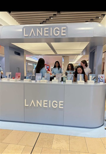 most amazing pop up in vancouver at pacific centre mall! Only 10 minutes wait! Laneige Hydration Station 🤍 September 19th and 20th It's located on first floor by h and m and food court! The first 500 visitors per day will receive a FREE Laneige popsicle* Every guest who plays at our Laneige vending machine will receive FREE deluxe skincare samples* !!TO SKIP THE LINE !! Spend $60 on Laneige products at CF Pacific Sephora to receive a FULL SIZE Glaze Craze Tinted Lip Serum & complimentary on sit