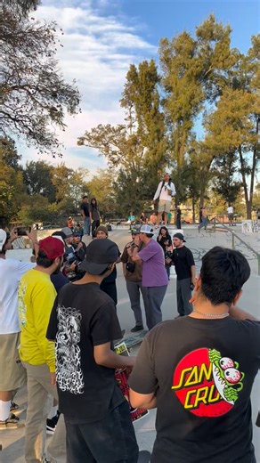 Juanpa*tinetas on Instagram: "‼️💎 DEMO SANTA CRUZ 💎‼️ PT.2 . . . . . dinámicas con la banda por tablas @santacruzskateboards ❤️🫡 . . . . @juanpa_delao🔨 al micro como debe, de con @8ballr 🔥🎱 . . . organizador de la demo @solemdistribucion ❗️ . . @sk8_colectivo distribuidor autorizado de @santacruzskateboards 🌐 . #skateboarding #skate #guadalajara #santacruz"
