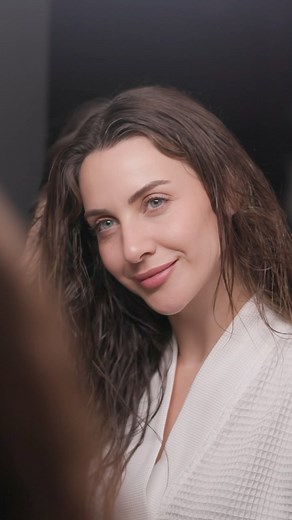 Merve Özkaynak on Instagram: "Ne olacak bu güçsüzleşip dökülen saçlar derken Yves Rocher bu arayışıma cevap olacak uzman bir kür ile karşıma çıktı.🌱🫚Yves Rocher’nin Anti-Chute serisi şampuan + saç kremi + ginseng serum ve 16 günlük kür ile komple bir bakım sunuyor.🚿💚Özellikle videoda da bahsettiğim Niasinamid & Vitamin B6 Kür oldukça etkili. Şehrin maalesef ki kirli havası, kireçli suyu ve mevsimler değişirken maruz kaldığımız hava değişimlerine karşı güçsüzleşen