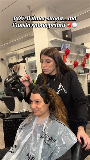 Ada Iorio | Ci sono clienti che aspettano il timer. E clienti che sono il timer. ⏰👀 L’ansia in posa è più forte del colore. E noi lo scopriamo sempre…... | Instagram