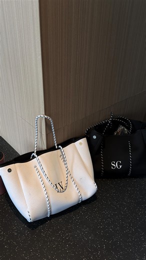 Laura Vanegas ✨ on Instagram: "BESTIESSSS🤍 trabajar en tu marca personal sí puede convertirse en tu trabajo!!!!! Yo no tengo un horario de 7 a 5, creo contenido, cuento historias y gracias a eso colaboro con marcas, me envían regalos y también me pagan por mostrarlos ✨ En serioooooo besties jejeje 👉🏻 es aprender a comunicar quién eres y editar tu contenido con intención!!! Por eso armé mi taller presencial de marca personal, storytelling y edición en CapCut, que será este