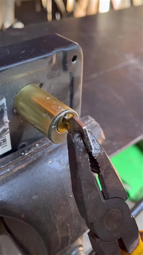 Key broke? Don’t panic There’s a simple solution #HelpfulTip #BrokenKey #SmartFix