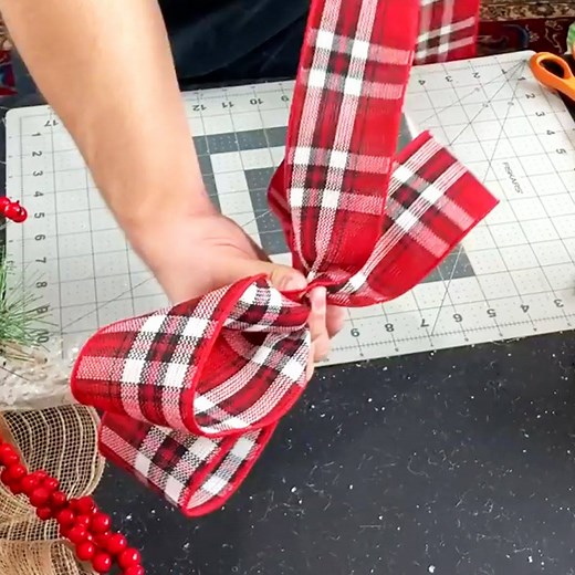 6.5M views · 668 reactions | 13 gorgeous winter wreaths you won't see on anyone elses front door. | DIY with Hometalk | Facebook