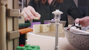 1K views · 18 reactions | Ismerd meg legújabb moduláris LEGO Creator-szettünket! A háromemeletes épületben, miközben őrült hajszát folytatnak a nyomozók a gazemberek ellen, van idejük pár ínycsiklandó fánkra is. Felejthetetlen építés, izgalmas bűnüldözés a LEGO Creator - Rendőrkapitánysággal. | LEGO Stores Magyarország | Facebook