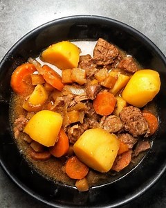 🇬🇧PROPER BRITISH DISHES 🇬🇧 Scouse Stew RECIPE: olive oil 700g diced chuck steak 2 bay leaves Small handfull of thyme 400g diced onion 350g diced swede 350g carrots 600g peeled and diced potatoes 500ml bitter 1.2 litres beef stock This hearty meat and vegetable stew Is a food staple in Liverpool, but many people believe that it is either based on Irish stew or on a Norwegian dish called lapskaus Regardless of the origins, scouse became a favorite of local sailors in Liverpool, and today it ca