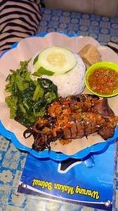 Warung makan mama Linda, buka setiap hari dari jam 9 pagi smpe jam 12 malam... alamatnya di jln kalimantan kompleks toko mura, depan temu sosial space... #warungmakan #warungmamalinda #rekomendasitempatmakan #rekomendasitempatmakandigorontalo #kuliner #kulinergorontalo #gorontalo #food #foodie #makansiang #makanan #makananviral #cumi #ayamgoreng #makananmurah #ellaarsyad | Ella Arsyad