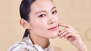 【Bobbi Brown 透亮光澤底妝神器！】 隨時隨地一拍上妝，營造效果如絲般柔滑的細緻底妝，肌膚完美無瑕不著跡，煥發自然光澤！即睇模特兒Ting Wai 婷慧以底妝神器「Bobbi Brown 活肌遮瑕氣墊粉底 」展現今季大熱的無瑕透亮妝容！ Bobbi Brown FREE 補充裝即購即送 ！ -由即日起至5月31日，凡購買購買氣墊粉底套裝（包括粉盒及補充裝各一），即可獲贈氣墊補充裝一個！ 立即登記體驗:http://bit.ly/2jnytZA *優惠不適用於廣東道連卡佛、時代廣場連卡佛及威尼斯人專櫃 條款及細則適用。 #BobbiBrownHK #SkinLongWearCushionFoundation #啞緻自然 | Bobbi Brown Cosmetics