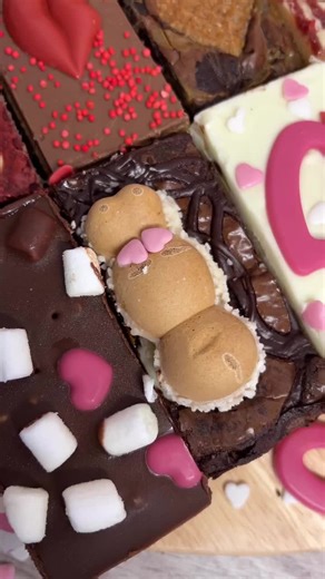 Valentines mixed box ♥️♥️ Red Velvet & Oreo Cookie Bar Millionaires Brownie Stroopwaffle Brownie Raspberry & White Chocolate Blondie Milkyway Crispy Roll Rocky Road Kinder & Nutella Brookie Milkybar Cookie Dough Blondie Millionaire Shortbread Collection or Postal to any UK address! https://sjcakes.co.uk