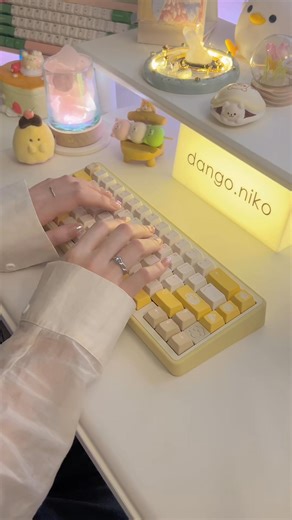 keyboard, but mango cake 🥭 it's official now, my favorite color is yellow 🤣 i just wish more prebuilt keyboards come in this color... i know there's one by MSTONE, but it's only available in | Jeremy Turner