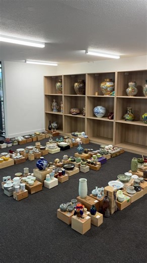 We’ve just brought in some stunning Japanese ceramics — and this Tenmoku glaze tea bowl is one of our favourites! Each bowl is handmade, with unique glaze patterns that shine beautifully under the light. No two are ever the same! Perfect for your daily cuppa, a mindful tea moment, or as a beautiful gift for someone special. 💝 All our pieces are available for sale — follow us and stay tuned! We’ll be going LIVE soon to showcase more amazing Japanese pottery. 🎥🇯🇵 #JapaneseCeramics #Tenmoku #Te