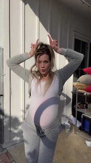 Yes this is the only dance i know right now😇