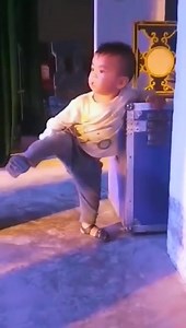 这娃儿太可爱啦 Three-year-old children imitates the actions of adults. so cute😍 | Beautiful places in China
