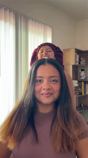 Si las dos tenemos el cabello planchado siiiii seríamos gemelas peroo esta vez solo fue a ella y quedó divina gracias a la Flaight HOLO de @TYMO BEAUTY US #tymobeauty #tymo #flatiron #planchandoamiamiga