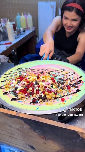 可愛いレインボークレープ！タイのデザートで楽しい食感を堪能しよう🌈