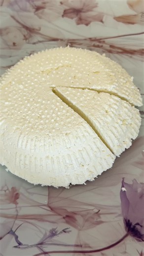 Öý peýniri 🧀 🤌. Bu peýnir adam organizmne örän peýdaly. Süňkleri berkidýär, dișleri güýçlendirýär, imunitetiňe goșant goșýar. Çünki düzüminde kalsiyum, proteýn, sink we A, D, K witaminleri bolyar. Bu witaminler hem adamyň süňküniň sagdynlygyny goraýar. Eger duzlurak iýesiňiz gelse, videomyň soňunda görșüňiz ýaly, peýniri gaba guýanyňyzda biraz duz goșup syvoratkasynda saklap bilersiňiz. Men ikä bölüp goýdum. Bir bölegini sada goydum, bir öleginede biraz duz goșdum. Sada görnüși oglum üçin. Siz