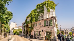 Cette rue de Paris, cachée au coeur de Montmartre, a été élue parmi les plus belles rues du monde et c'est mérité ! - Grazia