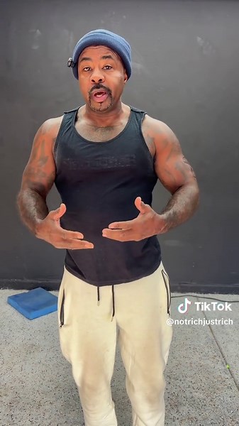 This Push Up Board by Hotwave is excellent for strength training, biceps, triceps, chest, shoulders and even legs at home or on the go 🔥💪