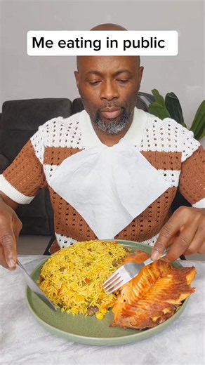 me eating in public vs me eating at home | eating food
