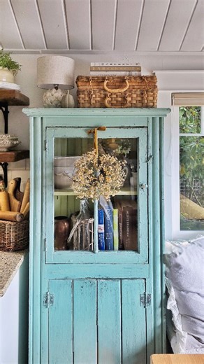 A little fall cottage charm from the kitchen 🧡 The teal vintage cabinet is all dressed for the season, and I finally found the perfect pieces to add to my open shelves — vintage brown and white transferware from @christiansonsnursery (a fun find during our boat trip!). 🚤🍂 Don’t you love when decor comes with a good story? #fallkitchendecor #vintagetransferware #cottagestyle #vintagedecor #falldecor #cozycottage #openshelving #christiansonsnursery #vintagefinds #cottagestyleliving #pnwhome #co