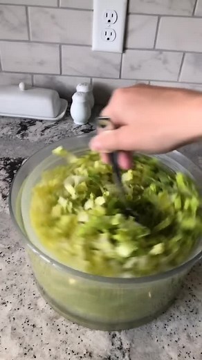 How to clean lettuce to remove bugs 🐜 🕷 🐛 #foodies #bugs #recipe (via @a.pasha.girl )