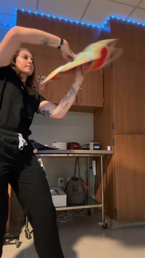 More work flowwww bc it was slow at work and that NEVER happens😃 anyways I’ve been working on some new tricks shown here. Not super flowy/vibey flow -this was more so drilling tricks! :) 🫶🏻. #medicalflowmie #flowstar #CT