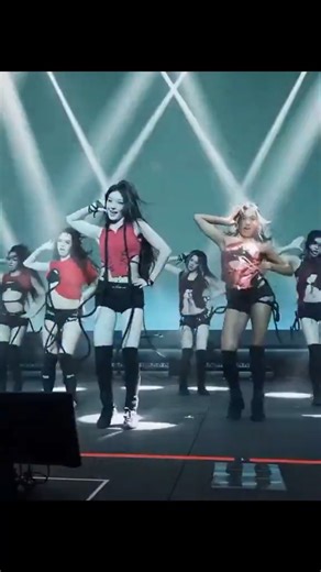 Instiz: Đoạn dance break của KATSEYE Yoonchae đang viral trên Tiktok "Hiện tại, màn dance break của Yoonchae tại MAMA đã trở thành hot challenge trên Douyin... Cũng thấy rất nhiều người thực hiện trên TikTok nữa, ước gì Yoonchae làm lại challenge này 👉👈" Giỏi vãi Phản hồi bài viết: 1. Là bạn ở giữa đó hả? Điên thật. 2. Nhảy đỉnh vl. 3. Mỗi lần gặp Yoonchae là lại thấy kỹ năng của con bé đã tiến bộ ㅋㅋㅋ 4. Nhỏ này giỏi ghê luôn. Mà nên dùng thuốc xương khớp đều đặn. Thấy lo quá. 5. Nổi như cồn t