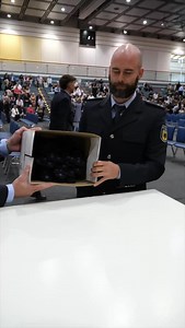 Julias Ernennung 👮‍♀️ Große Schritte, große Emotionen im Aus- und Fortbildungszentrum Bamberg. Nach 2,5 Jahren Ausbildung wird Julia mit ihrem Jahrgang zur Polizeimeisterin ernannt. Darüber hinaus sind die 204 Absolventinnen und Absolventen zugleich zu Beamten auf Probe ernannt - zwei blaue Sterne leuchten nun auf ihren Schultern und lösen die blaue Litze (Strich) ab 👮👮‍♀️👮‍♂️ #bpol #federalpolice #bundespolizeikarriere #Ausbildung #Ernennung | Bundespolizei Karriere