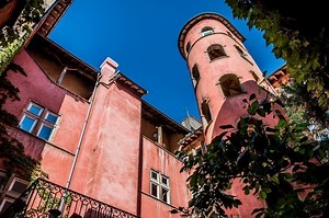 Vieux Lyon : dans cette cour cachée, une magnifique tour rose est à voir