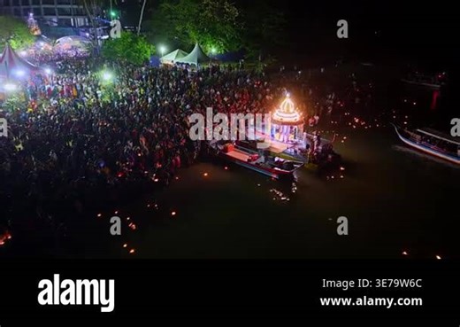 Masimagam Theppa Thiruvizha, Penang, Malaysia - Mar 12 2025: Aerial shot highlights floating chariot at Masimagam Theppa Thiruvizha, surrounded by devotees and shimmering reflections on the sea Stock Video Footage - Alamy